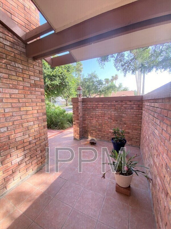 Foto del edificio - 5320 Guava Dr