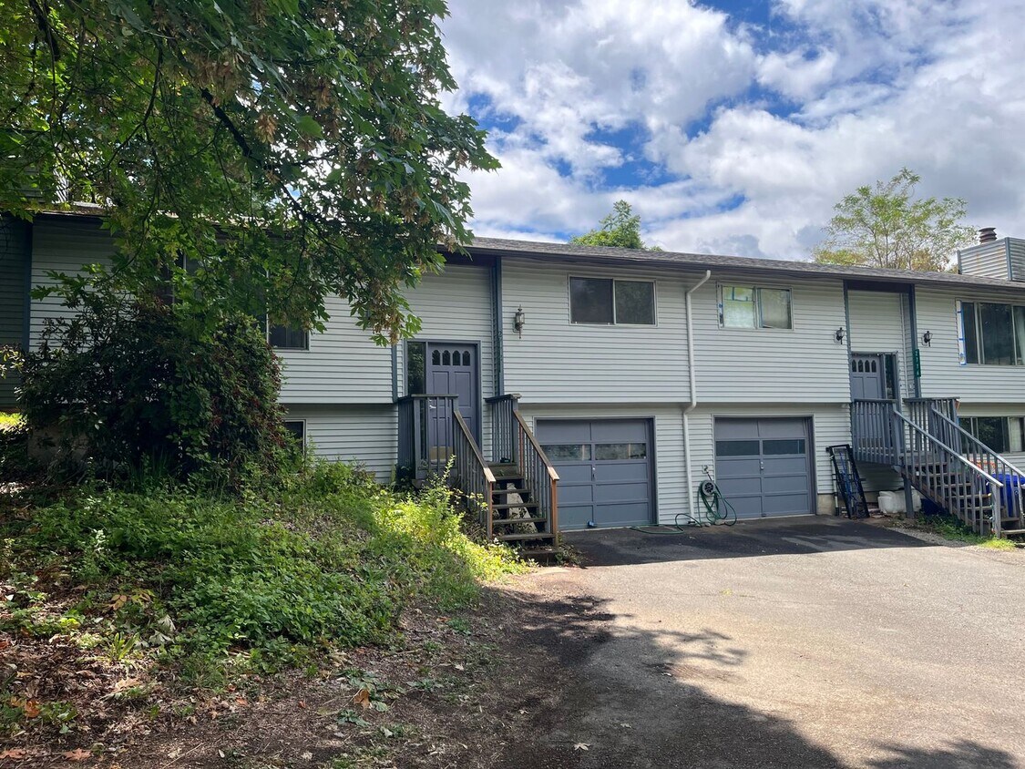 Updated Milwaukie Home - Huge Yard, Basement, and Garage Included! - Updated Milwaukie Home - Huge Yard, Basement, and Garage Included!