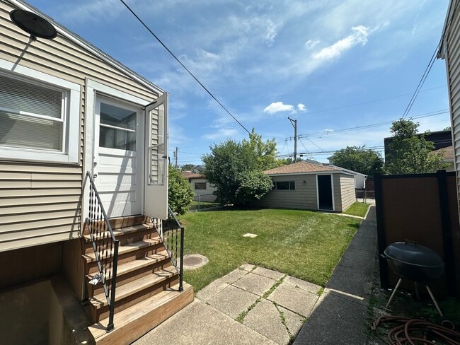 Building Photo - 5137 N Lowell Ave