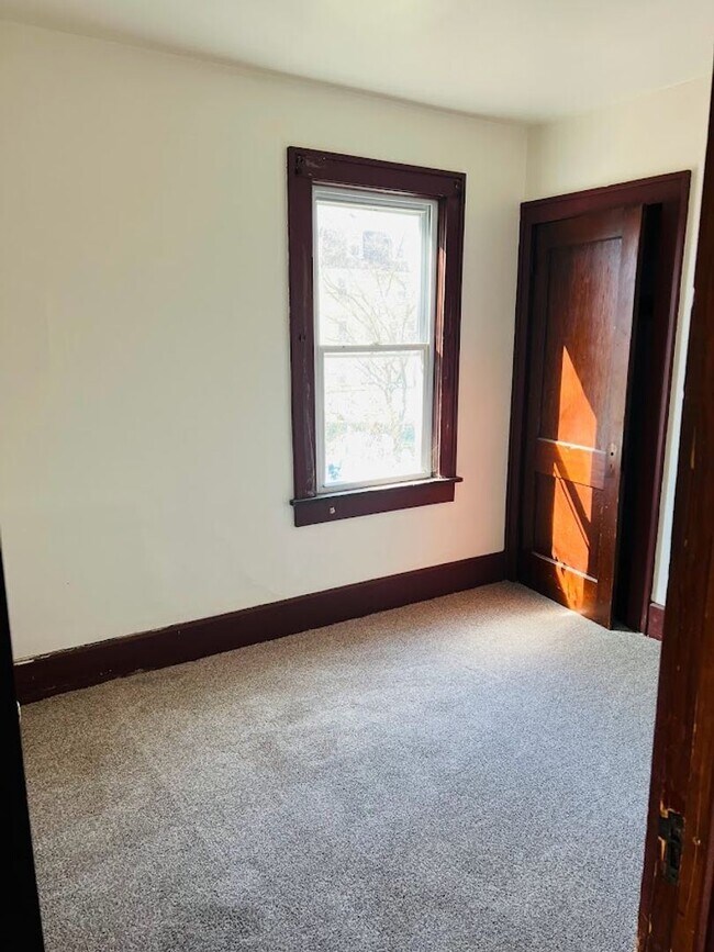 Building Photo - 1 br, 1 bath House - 206 Park Ave 1st Floor