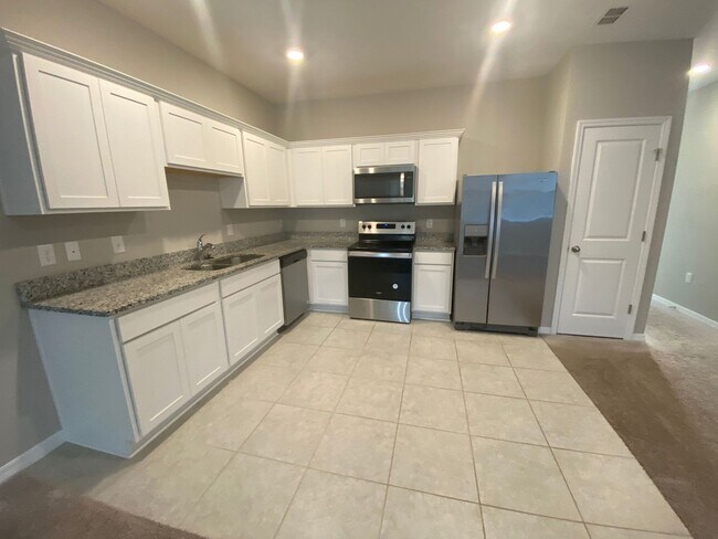Building Photo - 3 Bedroom 2.5 Bath Townhouse in Davenport ...