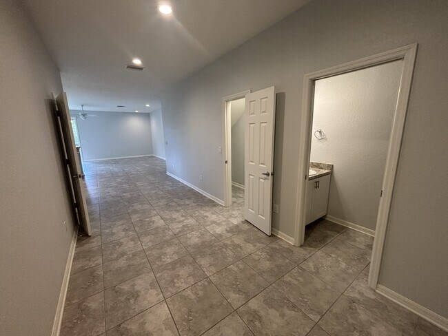 Foto del edificio - 1093 Grantham Dr