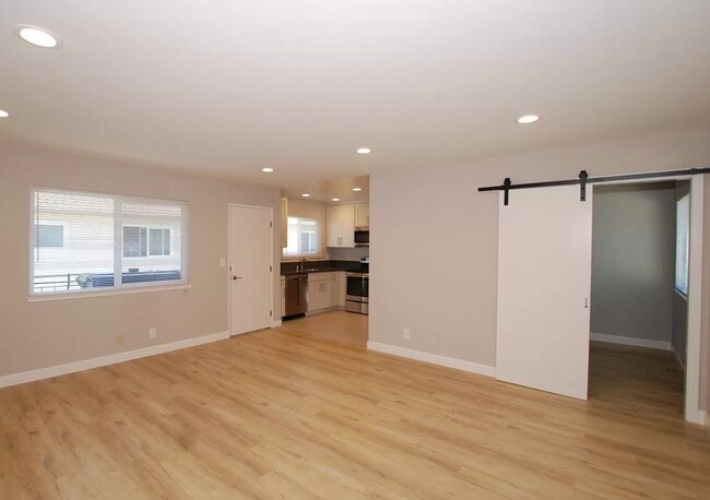 Building Photo - 1588 Ontario Dr
