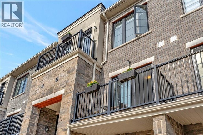 Building Photo - 383 Dundas St E