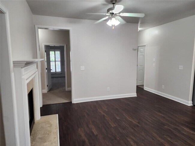 Building Photo - 465 Roland Manor Dr