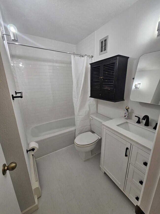 Foto del edificio - Experience Lakeside Living: Spacious 2-Bed...