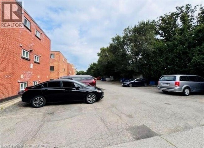 Photo du bâtiment - 1250 Fennell Ave E