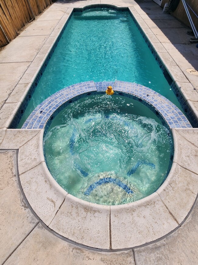 Foto del edificio - 1066 Gloria Dr