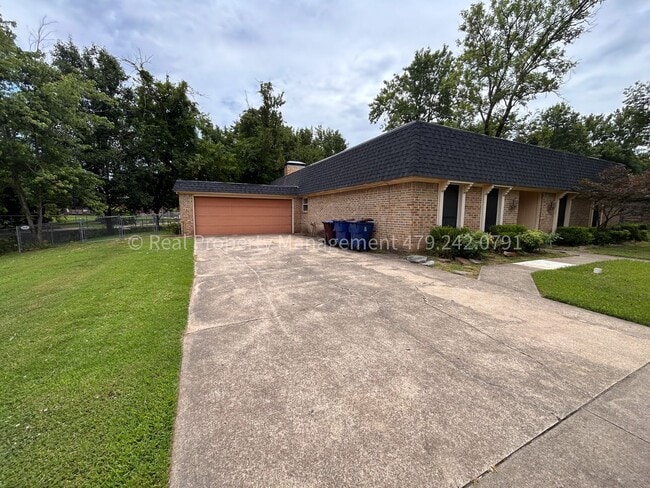 Building Photo - Price Improvement!! Huge and Unique 4 Bed ...
