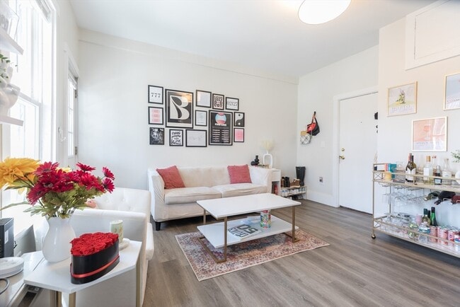 Foto del edificio - 100 H St