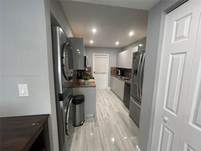 Foto del edificio - 10285 NW 80th Ct