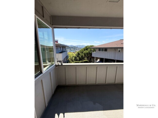 Foto del edificio - 3 BEDROOM, 2 BATH WITH NEW FEATURES, DECK, WASHER DRYER HOOK-UP, !