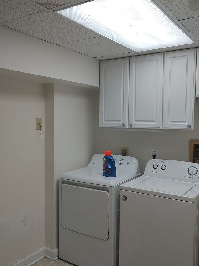 Foto del edificio - Full, Walk-out, Basement Apartment for Rent