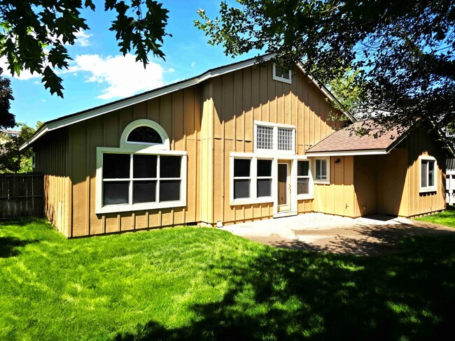 Foto del edificio - Beautifully Updated 3 Bedroom 2 Bath Updated Home in Lakeridge Springs with Included Yard Care