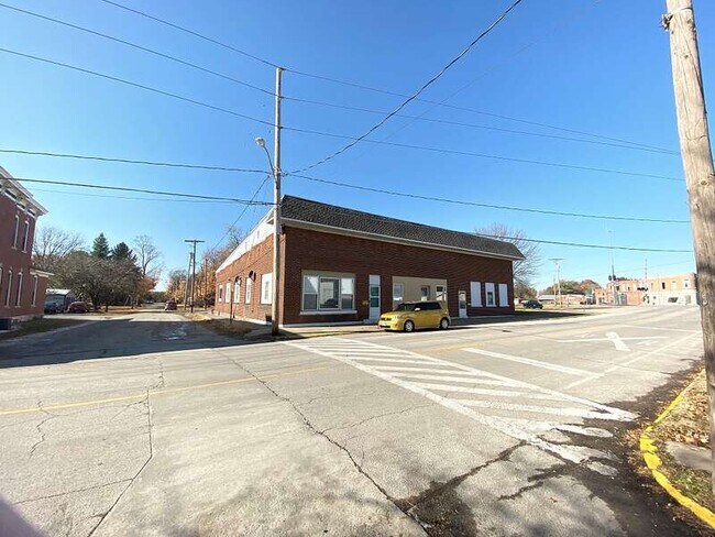 Building Photo - 114 W White St