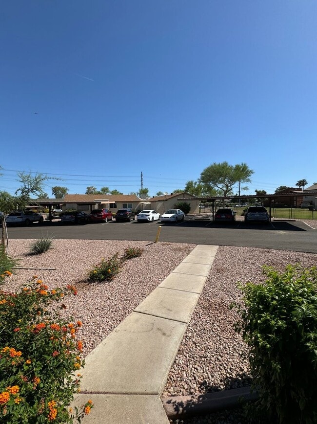 Building Photo - Tempe townhome at 101/University