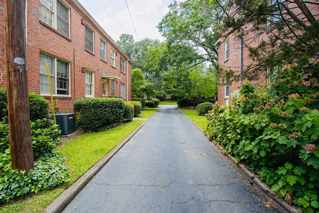 Foto principal - Renovated 1-Bedroom Condo in Heathwood Cou...
