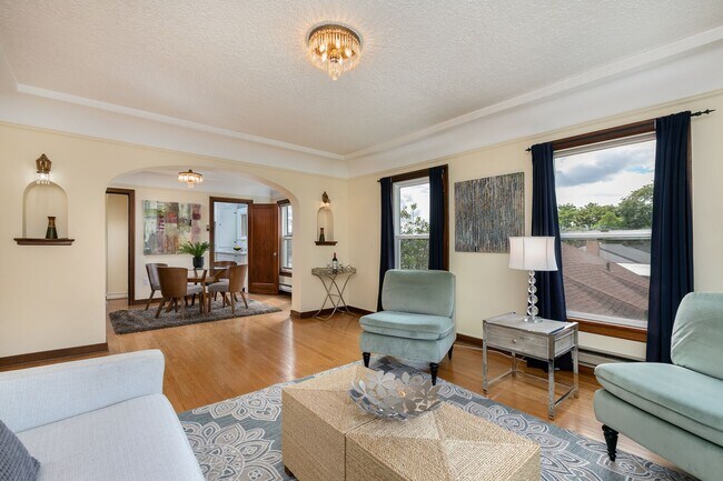 Foto del edificio - Top Floor w/Unobstructed Water & Mountain ...