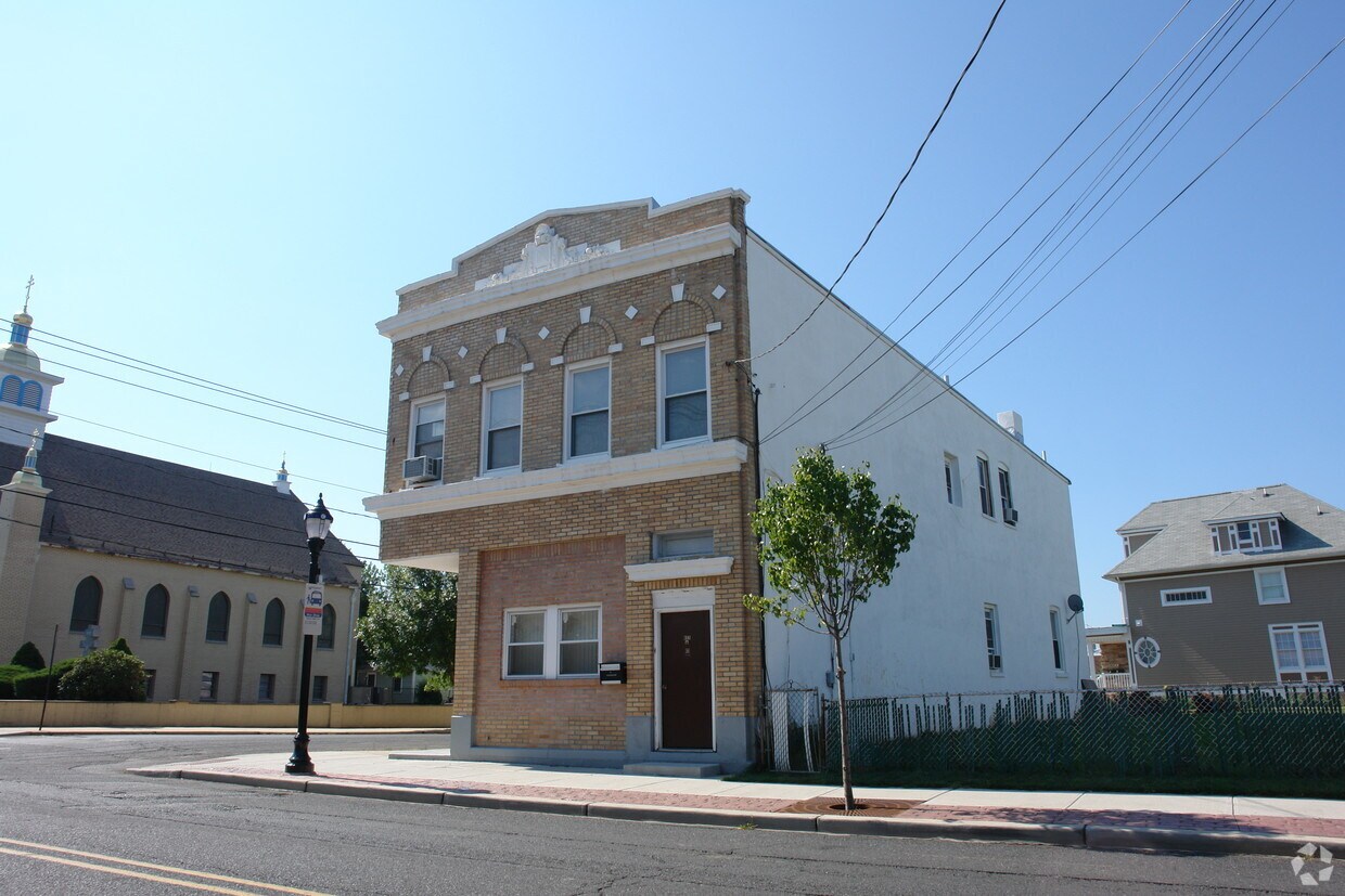 Building Photo - 651 Roosevelt Ave