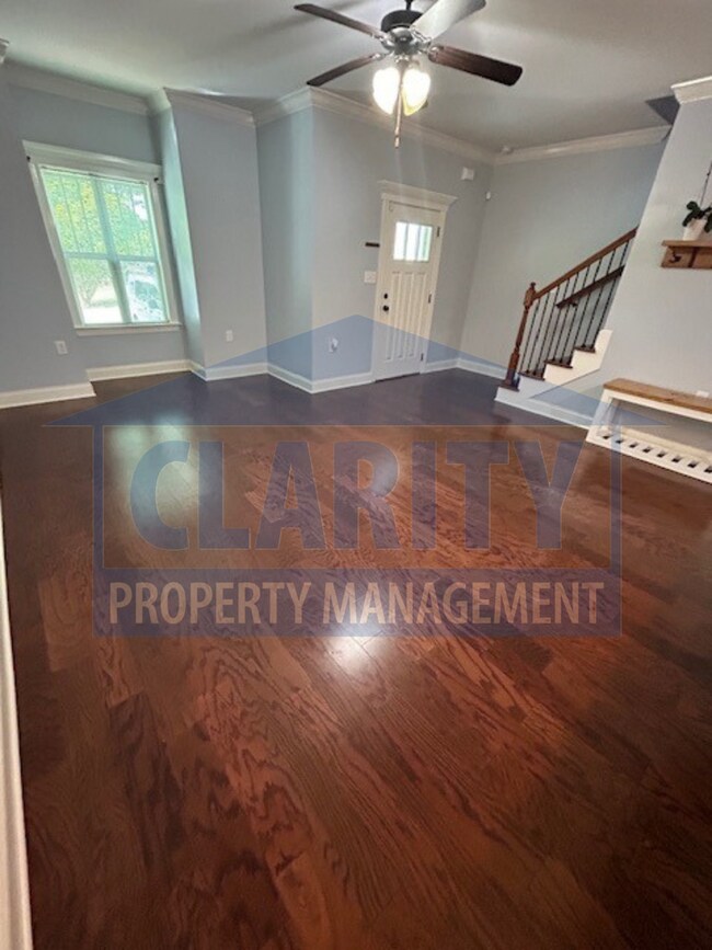 Building Photo - Great modern townhome with fenced in yard!