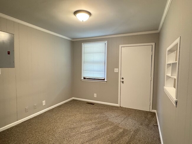 Building Photo - Excellent location! Just Remodeled 2 Bed/1...