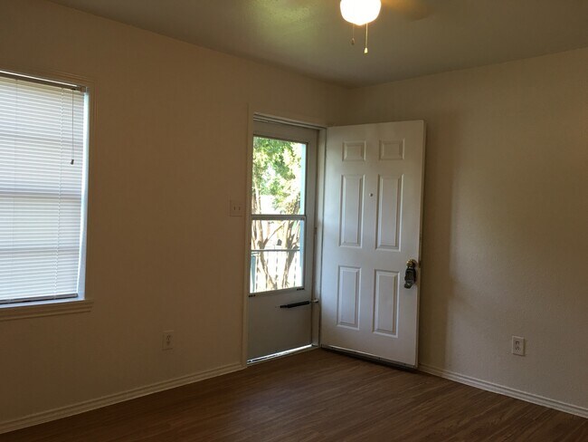 Foto del edificio - Two bedroom or one bedroom with office