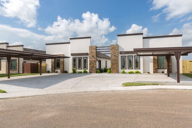 FRONT OF APT COMPLEX - 216 Teak Dr