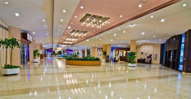 Building Photo - 999 Brickell Bay Dr