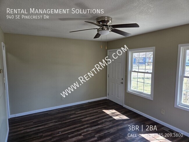 Building Photo - 940 SE Pinecrest Dr