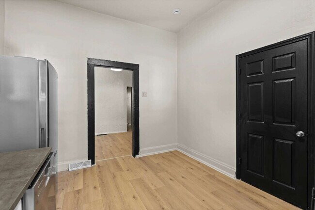 Foto del edificio - For Rent: Spacious 4 Bedroom Home in South...