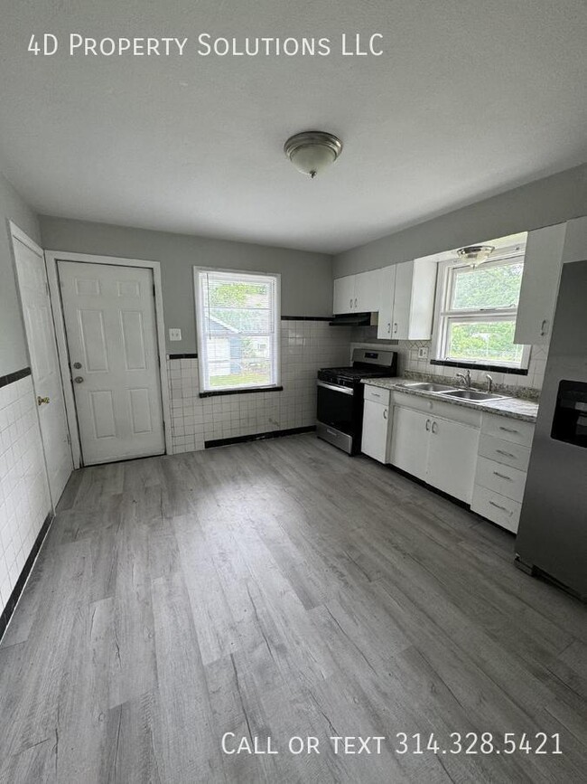 Building Photo - Move-In Ready! Lovely 3-BR Family Home in ...