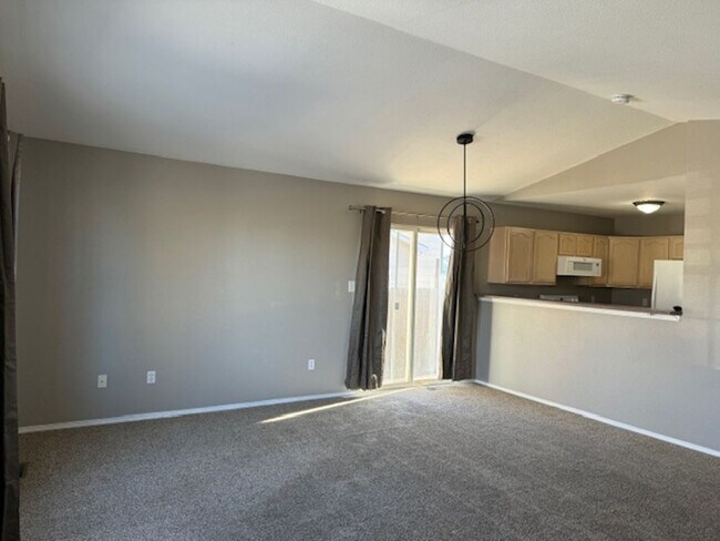 Foto del edificio - ALL PROSPECTIVE TENANTS MUST SUBMIT A $58 NON-REFUNDABLE APPLICATION FEE PER APPLICANT ONLINE AND...