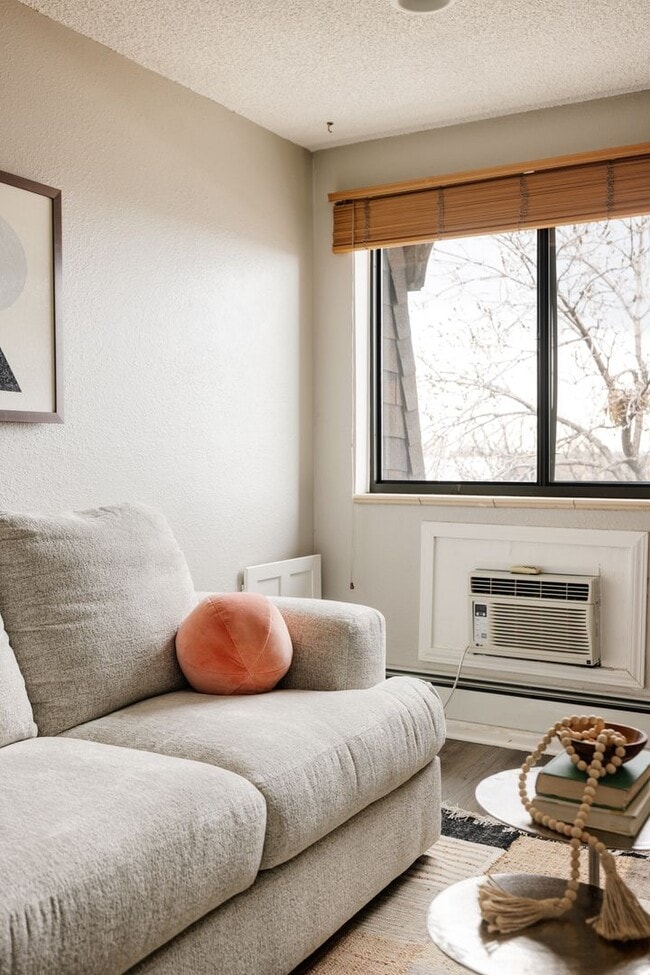 Building Photo - Top-Floor 2BA, 1BA Cap Hill Condo with Par...