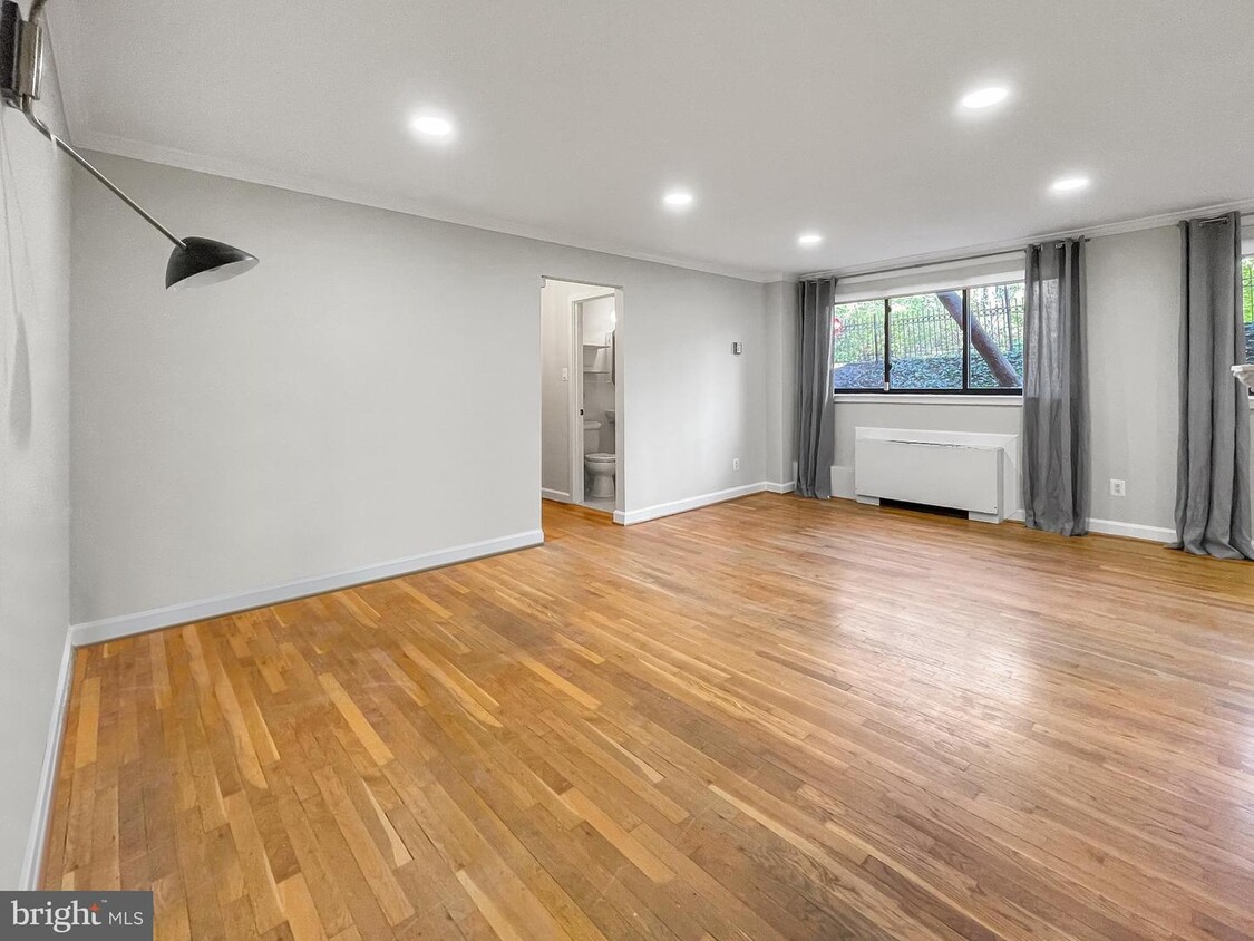 Foto principal - 2725 39th St NW