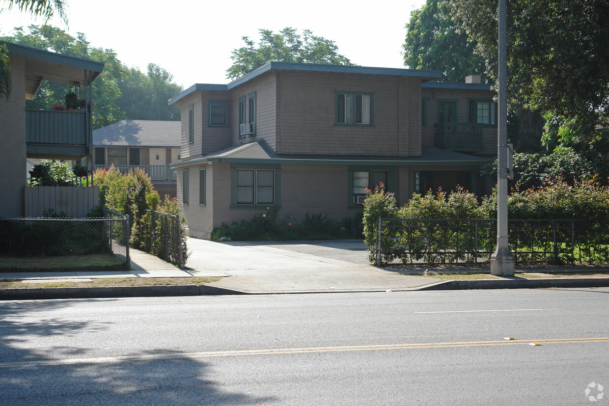 Building Photo - 608 N Marengo Ave