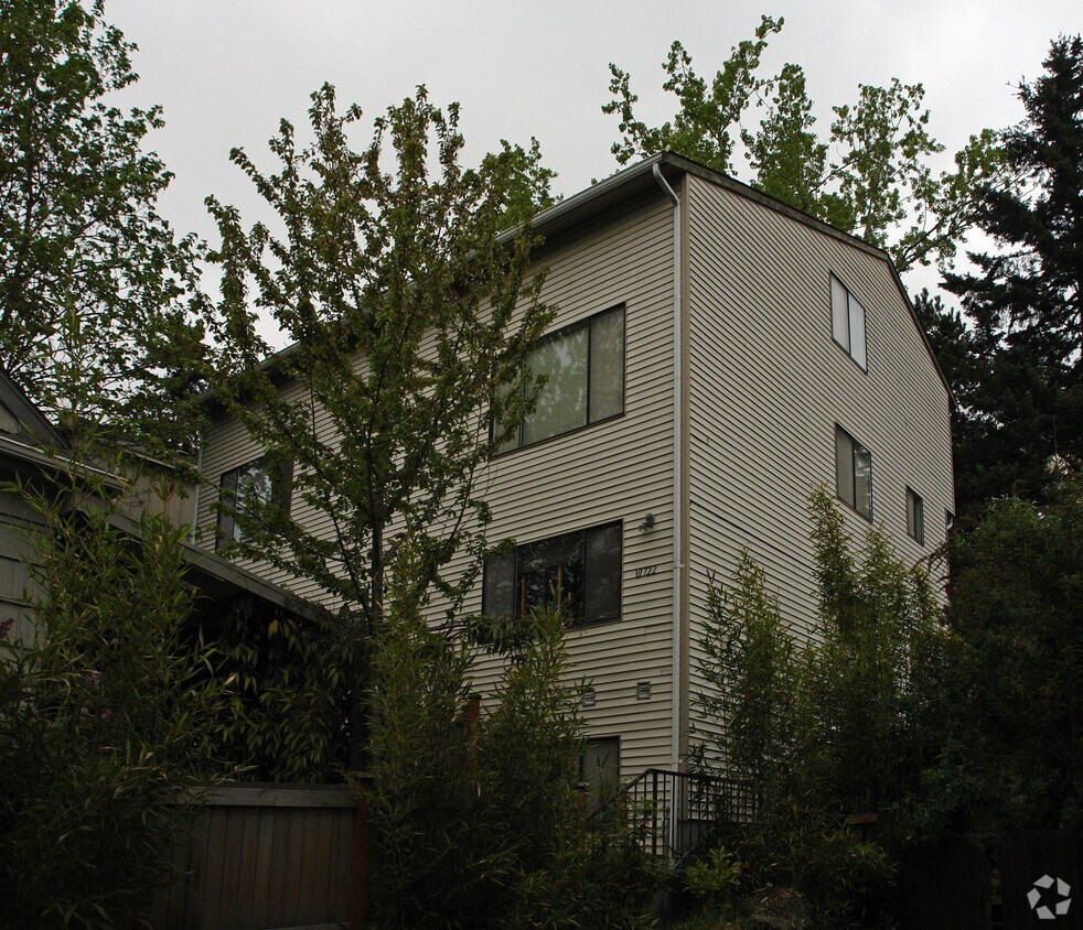 Primary Photo - 10720-10722 Stone Ave N
