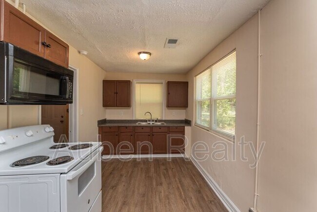 Building Photo - 2202 Roosevelt Dr