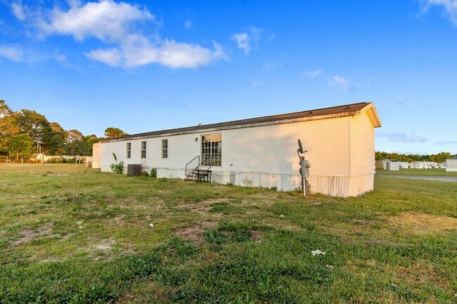 Building Photo - 3 BR | 2 BA Singlewide in Dees Farm Villag...