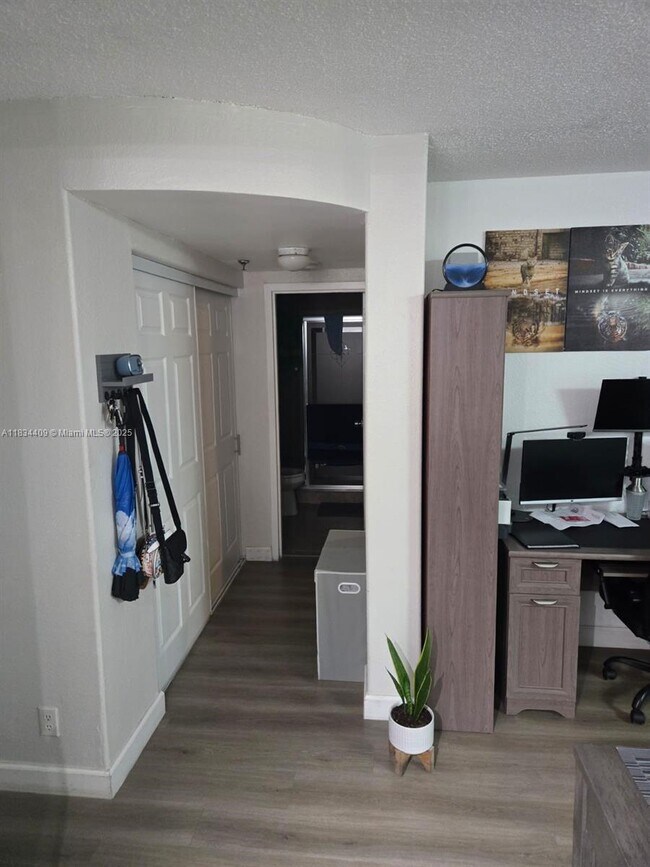 Foto del edificio - 16450 NW 2nd Ave