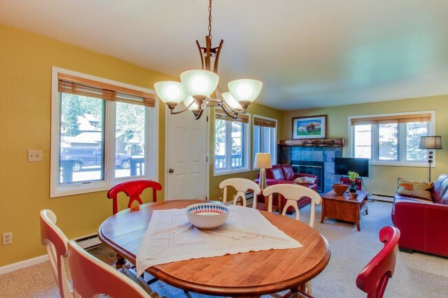 Foto del edificio - 5020 Main Gore Pl