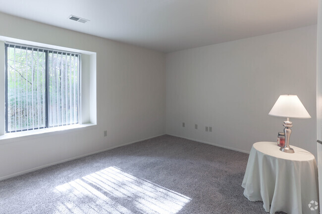 Oakbrook bedroom - POLO CLUB APARTMENTS