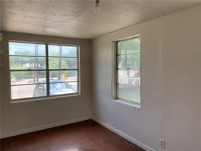 Building Photo - 2806 Manor Rd