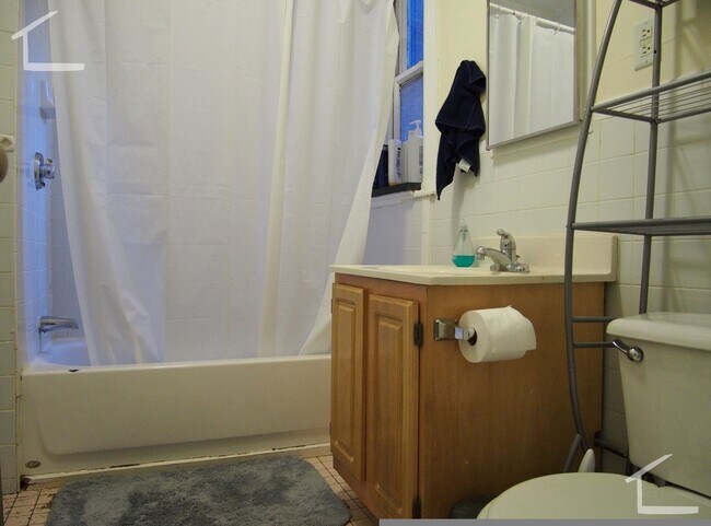 Foto del edificio - No Brokers Fee, Heat, Hot Water Included, Laundry on a Site, Parking for Rent