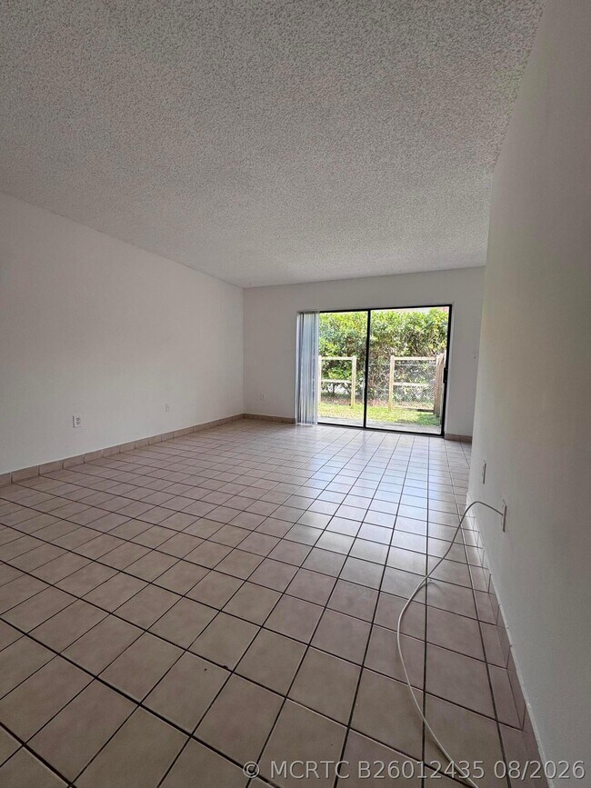 Foto del edificio - 417 Palm Cir E