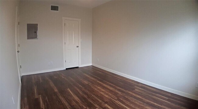 Building Photo - 2106 Cullen Ave