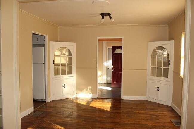 Foto del edificio - PRELEASING for AUGUST! Close to Campus: Fenced Yard, Garage, and In-Unit Washer and Dryer