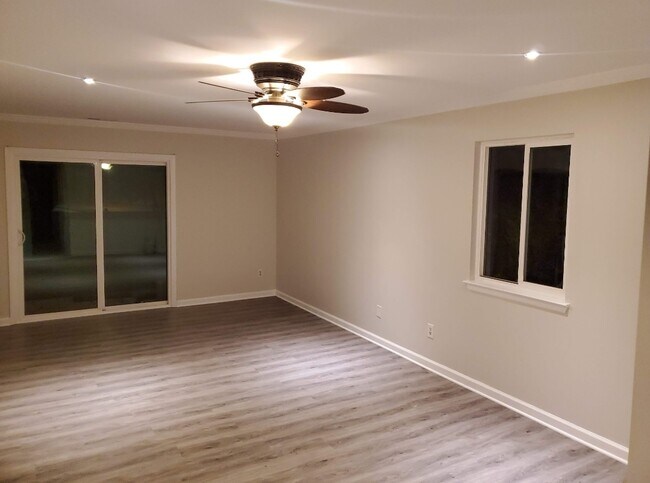 Building Photo - 2 Ginger Dr