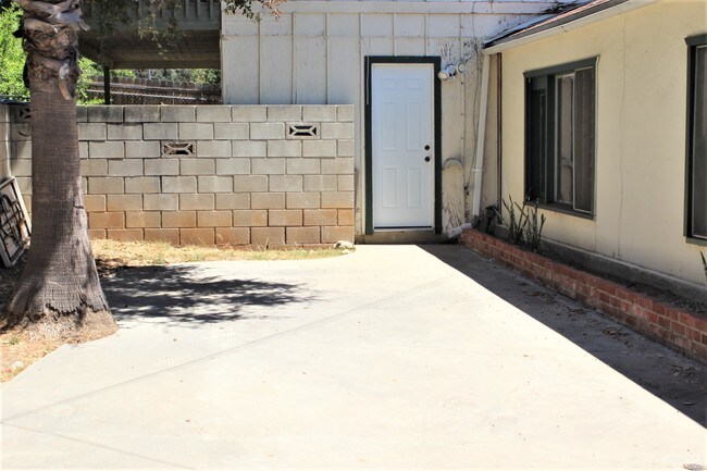 Foto del edificio - 1319 E Mission Rd