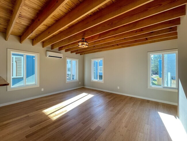Building Photo - Beautiful, Newer-Construction Compact Cott...