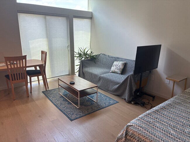 Foto del edificio - Room in Condo on S Duke St